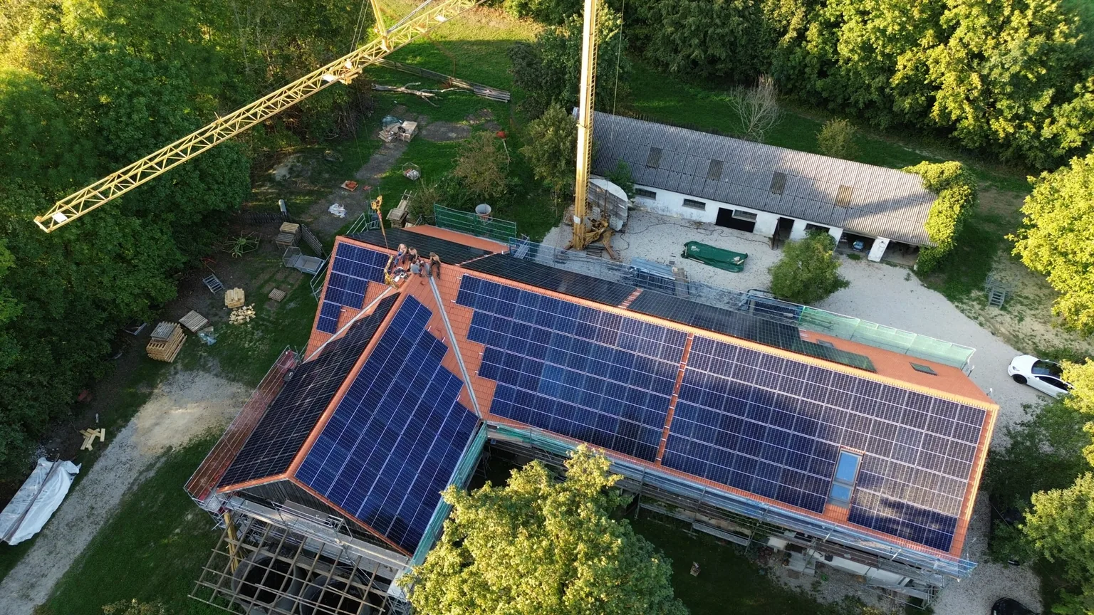 Luftaufnahme eines Bestandsgebäudes mit Photovoltaikanlage