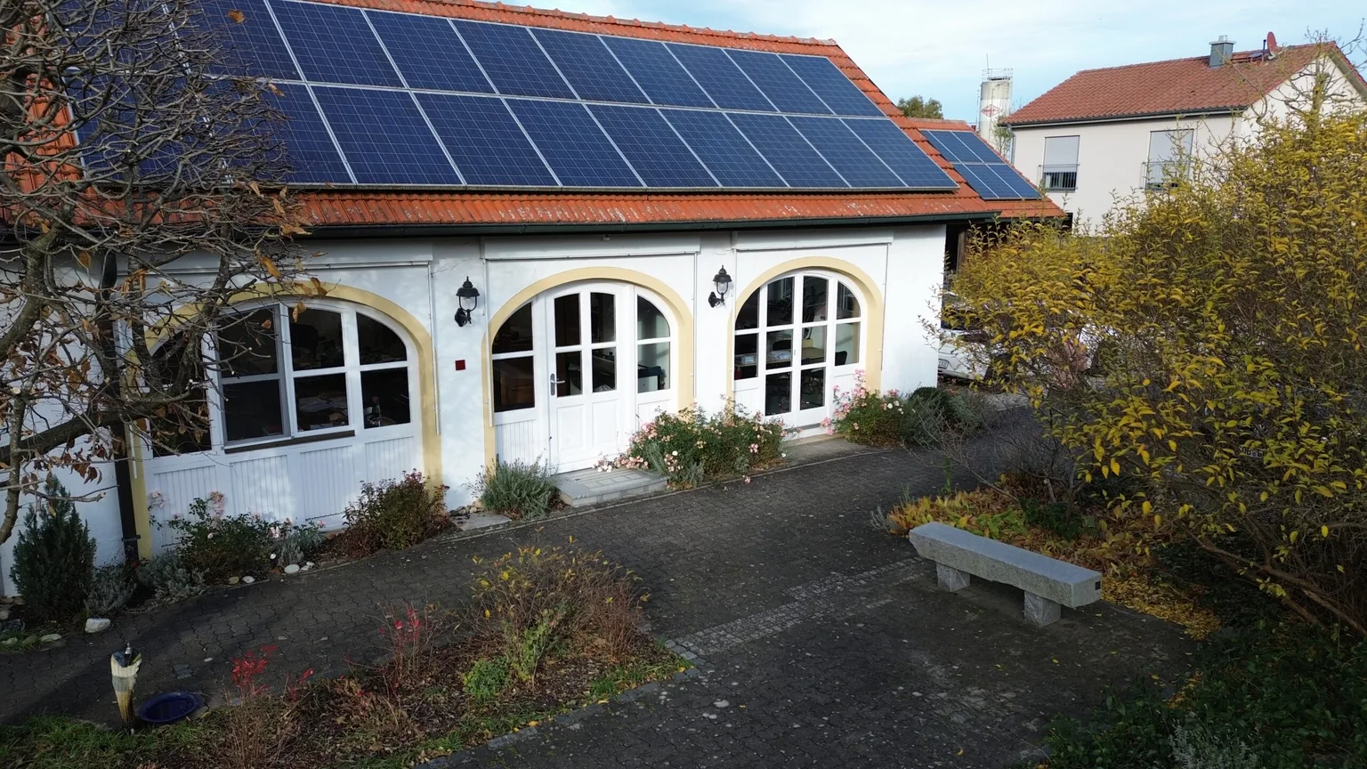 Bestandsgebäude mit Photovoltaikanlage
