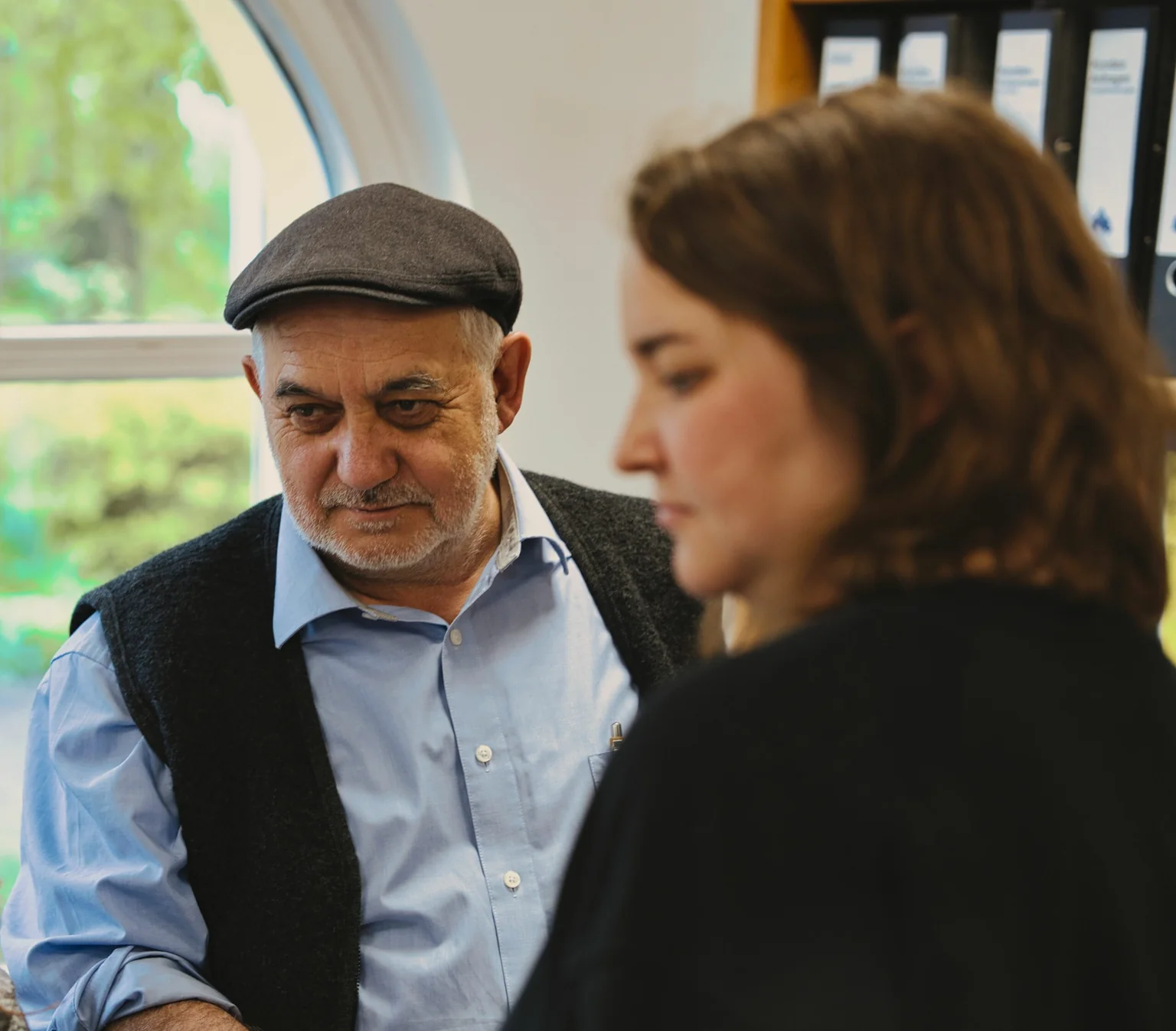 Besprechung von Planungsunterlagen im Architekturbüro