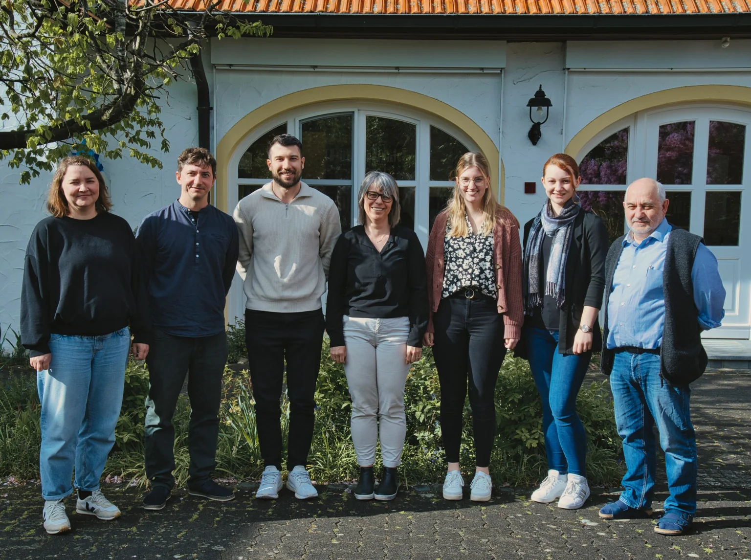 Team des Architekturbüros Mießl vor dem Bürogebäude
